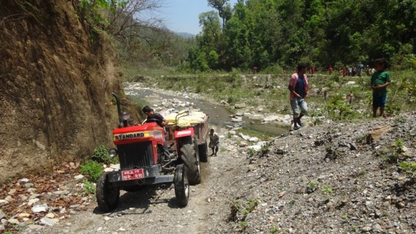 Par Dadi, Aide d'urgence sur les routes