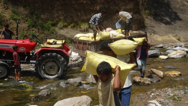 Par Dadi, Acheminement de riz dans les villages