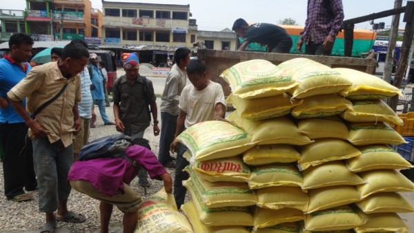 Par Dadi, Livraison de sacs de riz